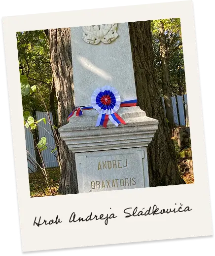 Hrob Andreja Sládkoviča s nápisom Andrej Braxatoris, ozdobený slovenskou trikolórovou rozetou
