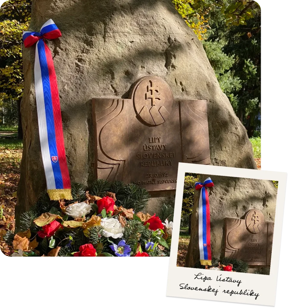 Pamätník Lipy ústavy Slovenskej republiky z 23. októbra 1992, ozdobený slovenskou trikolórou a kvetinovou výzdobou pri základni